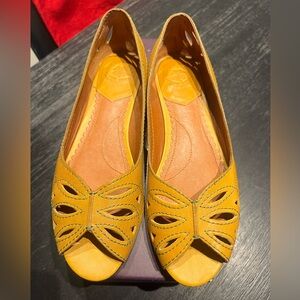 🎄Lucky Brand Yellow Peep-Toe Flats
